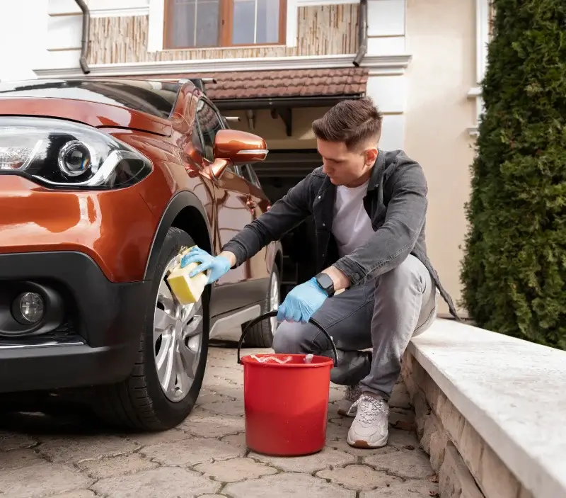 Lavage auto à domicile Saint-Christophe-sur-Dolaison : professionnel intervenant sur un véhicule